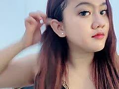 Molliges Asiagirl zeigt sich vor der Webcam