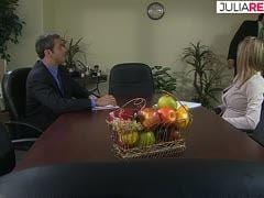 Nach Feierabend treiben es die Lesben auf dem Schreibtisch