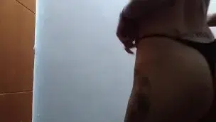 Colorada tatuada se toca