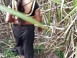 Desi step aunty outdoor sex with ganne ki khet me chudai