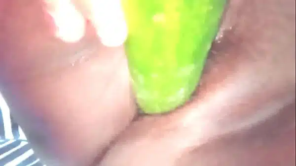 Desibhabhi Sex Sister-in-law went into the room and had sex with Cucumber