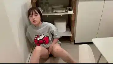 彼氏のおちんちん挿れたいけど居ないから1人でしょうがなくオナニーでイク女子大生