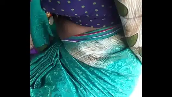 hot Telugu aunty showing boob’s in auto