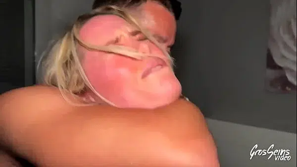 Maya, belle blonde aux gros seins, adore la baise sauvage