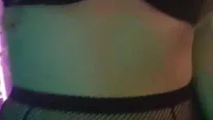 saltando en una polla de juguete