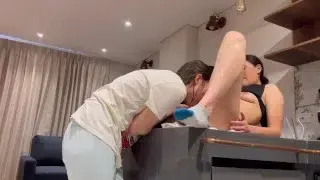 Ella me folla duro y rico mientras le cocino los huevos!