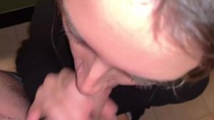 CHE VERGOGNA! I vicini di casa ci bussano alla porta per urla e Annika fa apposta ad orgasmare. ITA