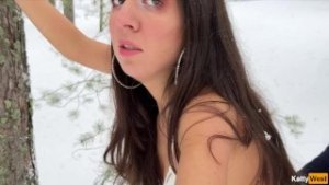 Реальный секс в снежном зимнем лесу