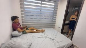 Madrastra atrapa a su hijastro masturbandose y lo ayuda a correrse rapidamente con su rico coño.