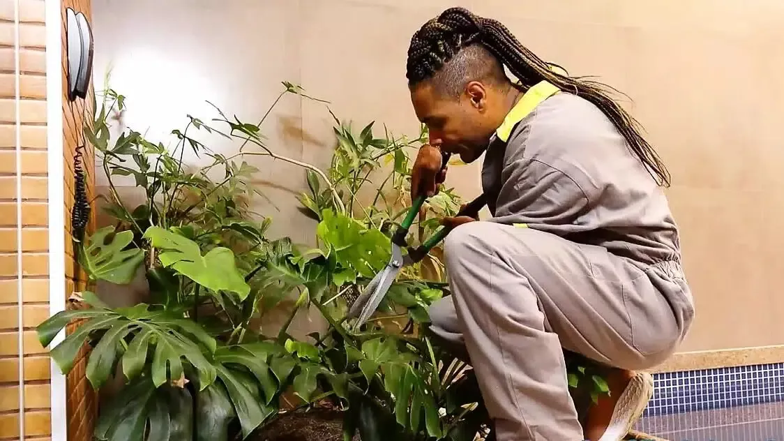 Super Big Black Plumper Bianca BomBom Seduces The Hung Gardener