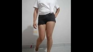 Probándome la ropa para grabar videos