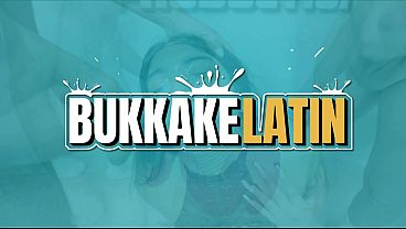 Bukkake Latin – Caro Canela Colombiana hace gargaras con toda la leche recibida de varios hombres.