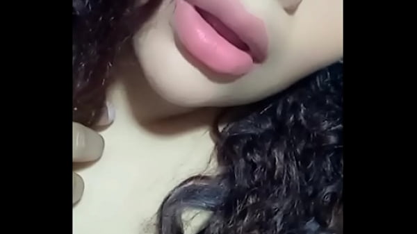 Esta chica x plata hasta eructa delicioso