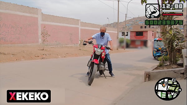 Joven recoge a puta de la calle en su moto