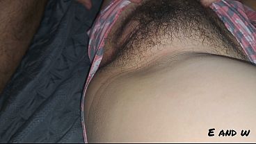 la hermanastra hindi xxx se deja tocar cuando vemos la televisión en la habitación quiere meter mi verga en su coño apretado